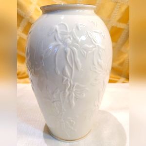 Lenox Masterpiece series Iris Vase 24K gold details